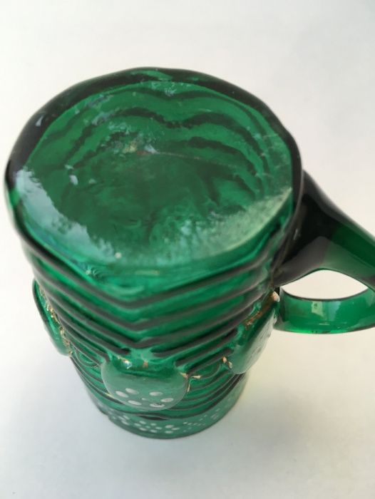 Caneca em vidro coalhado verde esmeralda, pintado em esmalte, sec.XIX