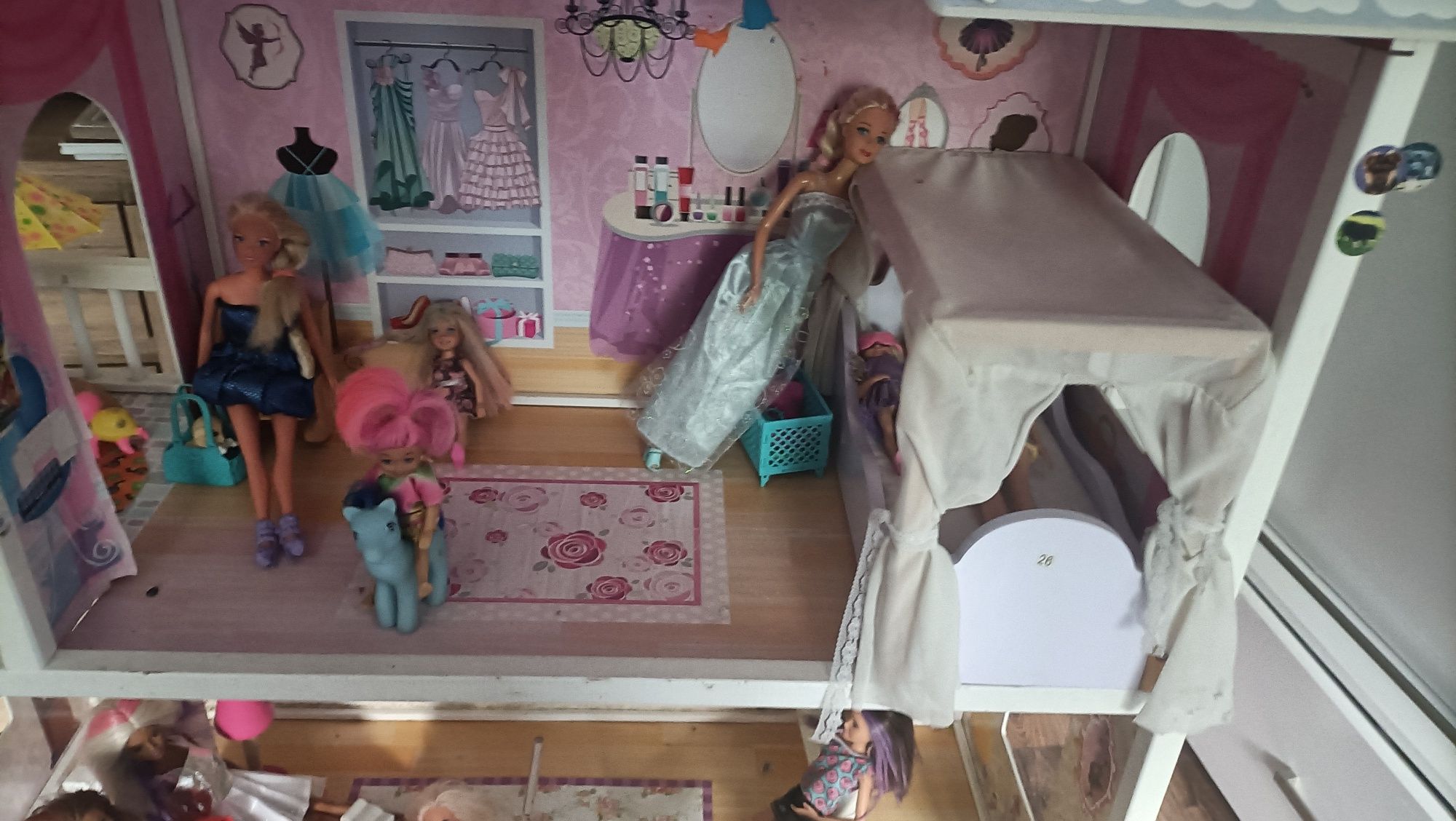Domek dla lalek  duży drewniany plus dużo lalek Barbie  i gratisy