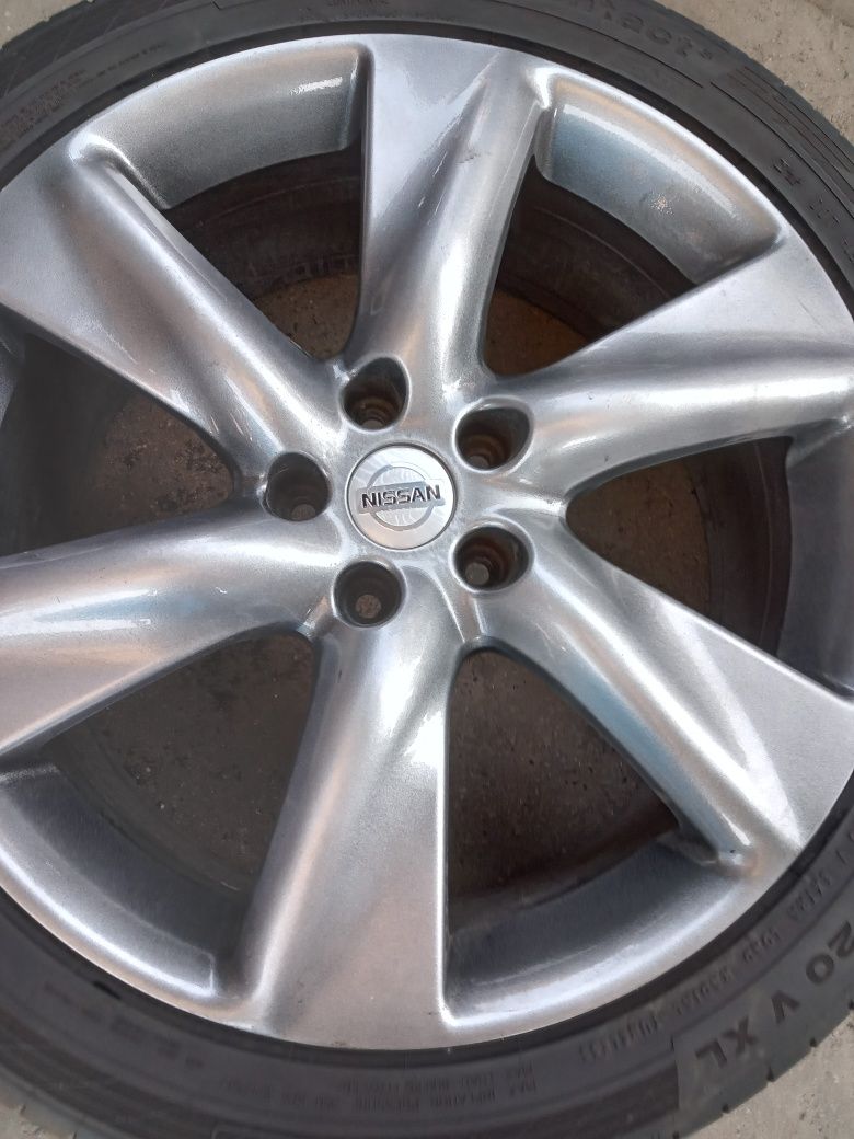 Диск б/у: литой R20 J8 (PCD 5x114.3) ЦО66.1 ЕТ50 Nissan