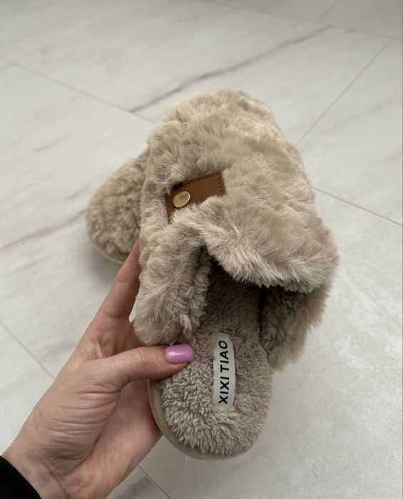 Теплі кімнатні капці, бежевого кольору. Розмір 36