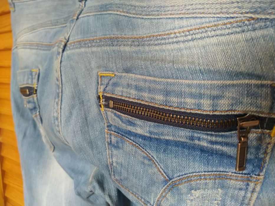 Jeansy damskie Reserved