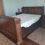 Cama e mesinhas em castanho