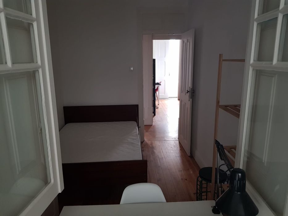 Quarto em Apart. (Próx Praça da República)