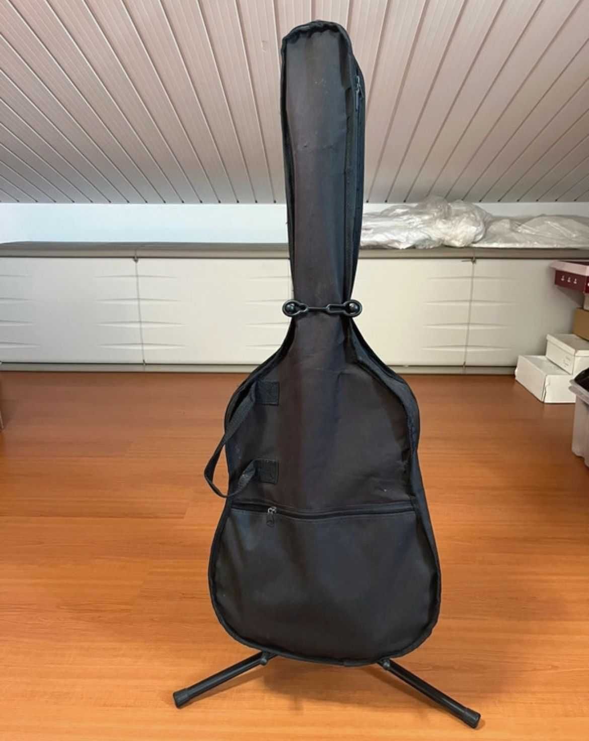 Guitarra da "Play On" com suporte tripé e capa protetora