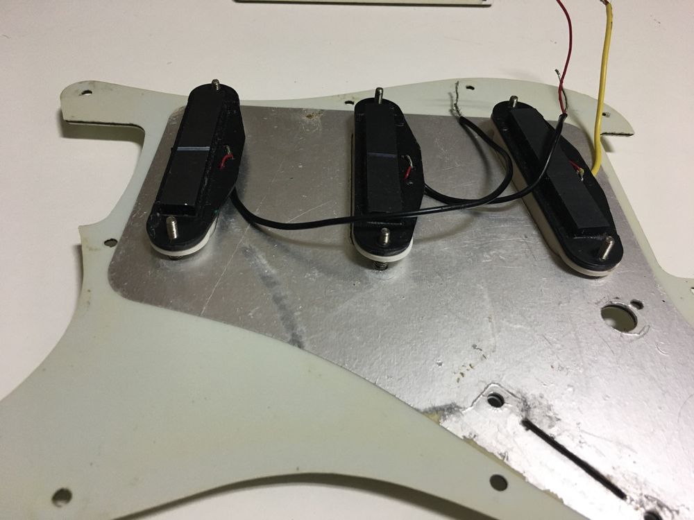 Pickguard white tortoise e pickups squier