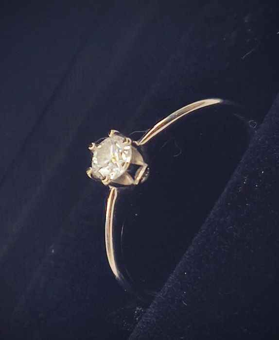 Pierścionek zaręczynowy