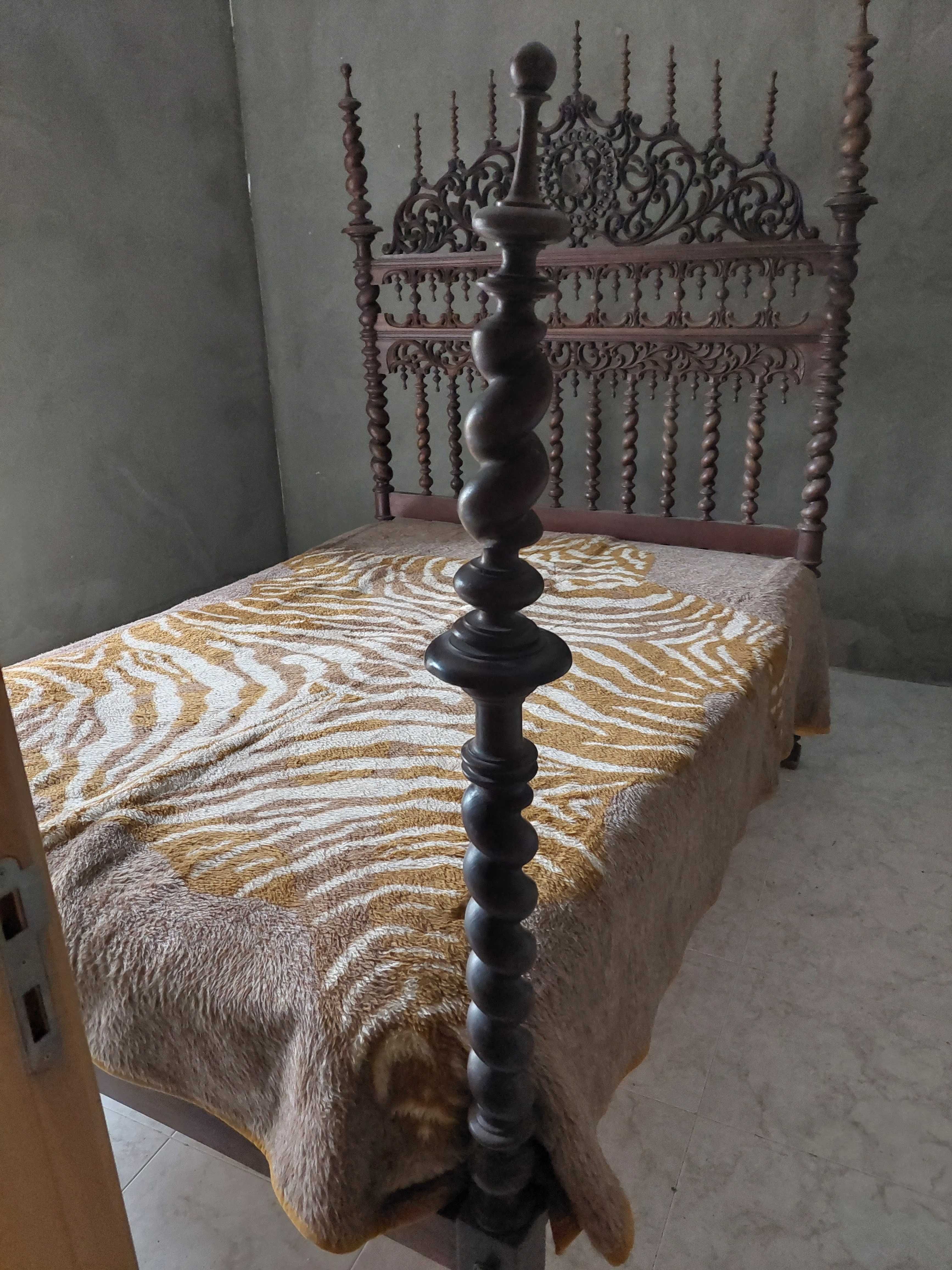 Conjunto de móveis de quarto em madeira maciça