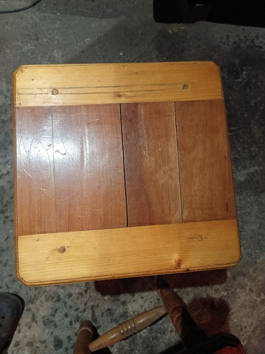 Стол и стулья деревянные