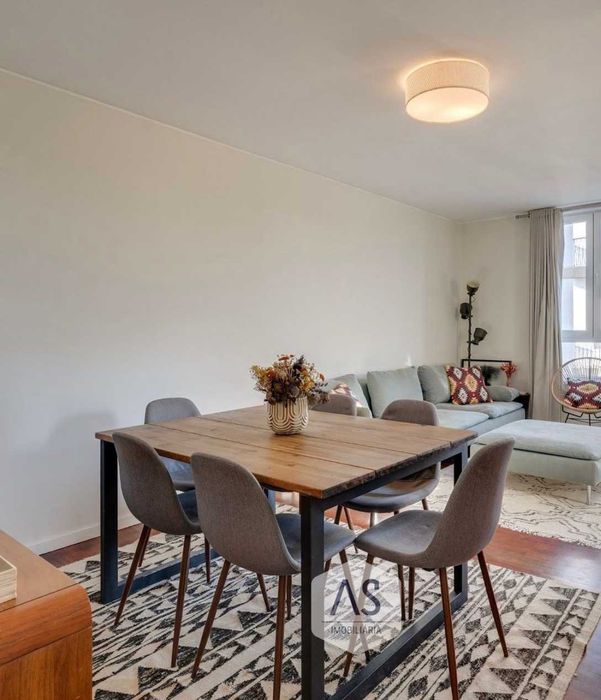 Mesa de Jantar com tampo em madeira maciça e estrutura em metal