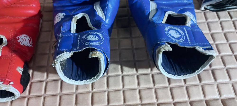 Набір захисного спорядж. для єдиноборств: шоломи/рукавиці/захист  ніг