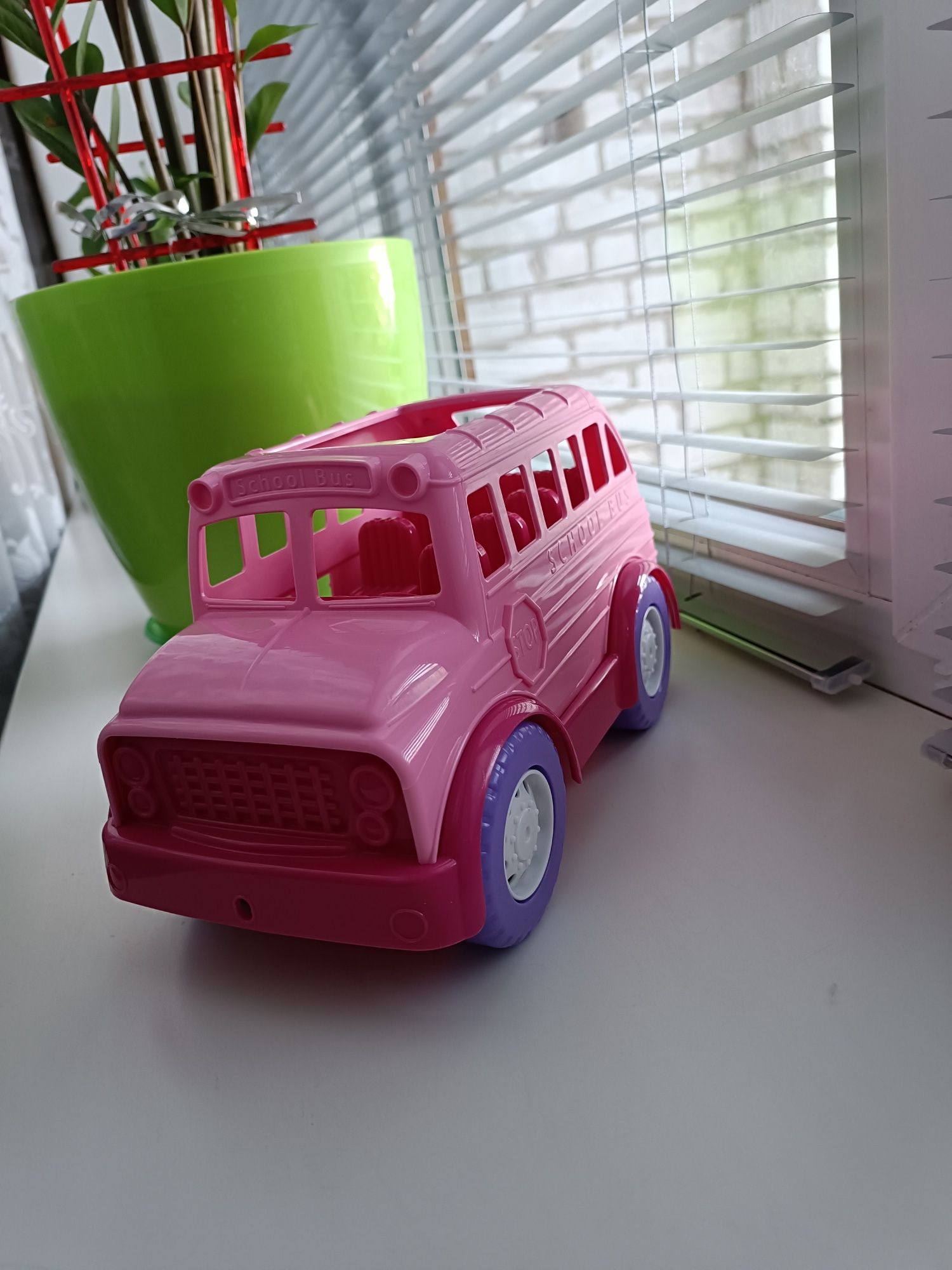Машинка рожева, шкільний автобус
