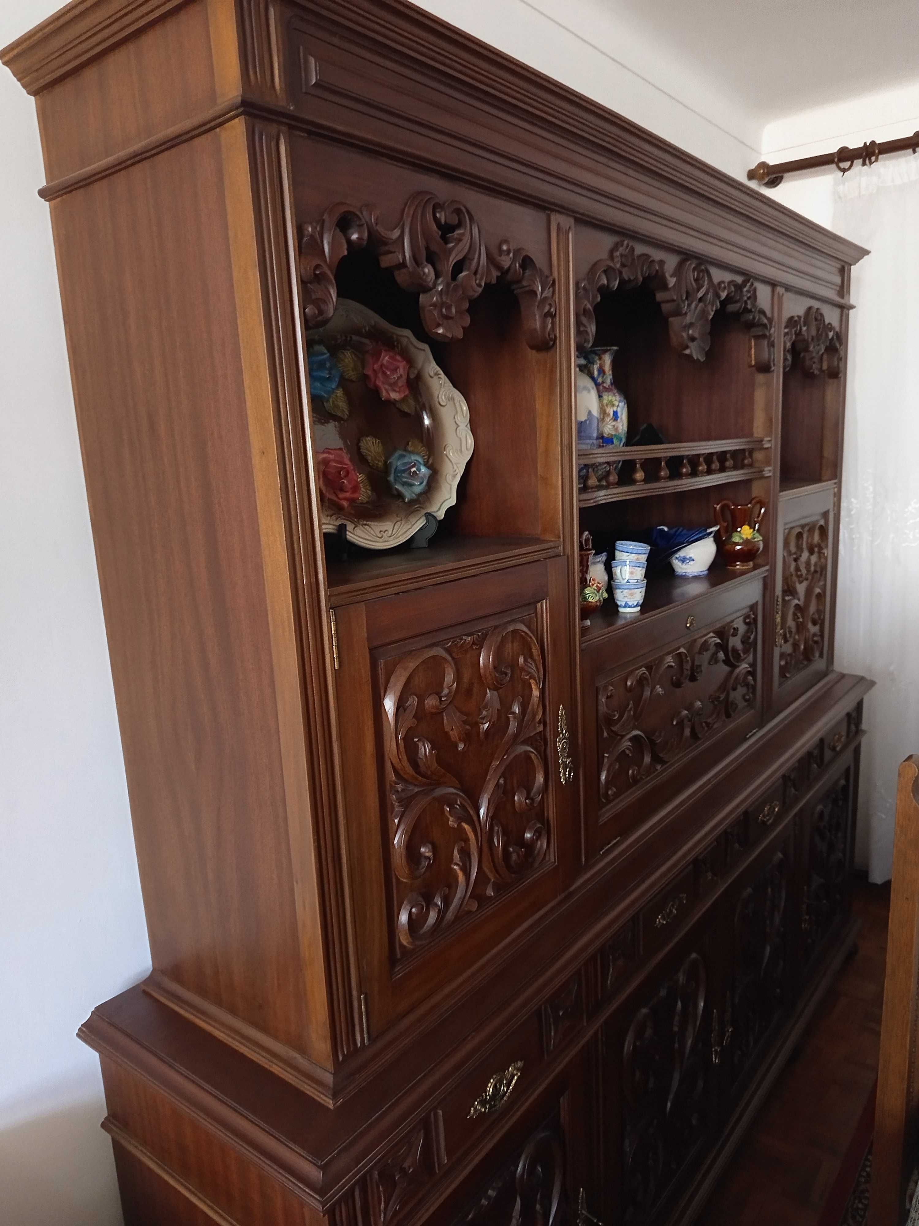 Conjunto de móvel + mesa e cadeiras.