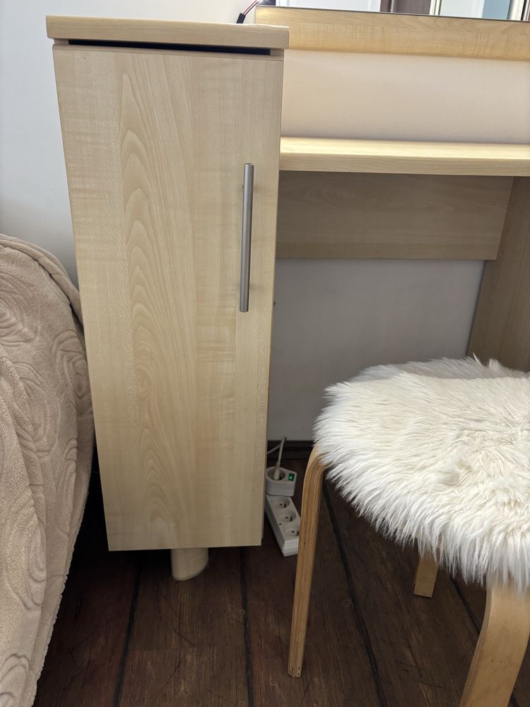 Toaletka z lustrem, oświetleniem i taboretem