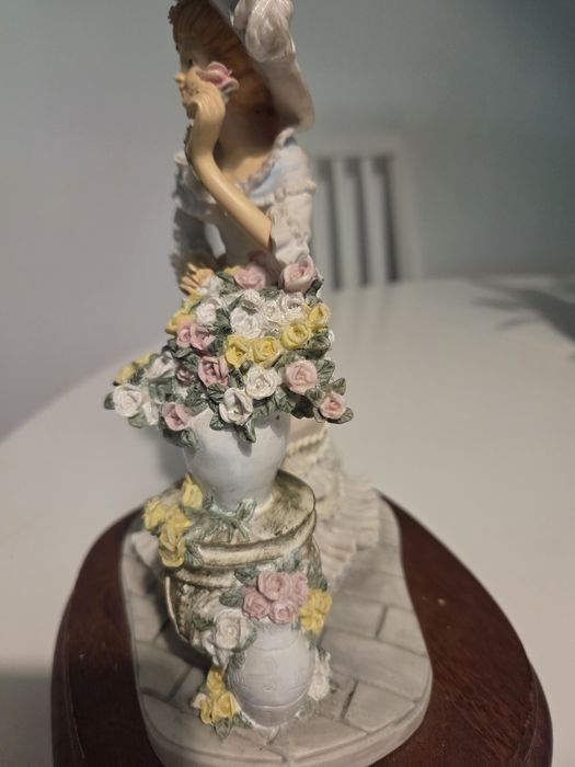 Piękna kolekcjonerska figurka damy w kapeluszu Leonardo