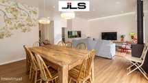 Moradia V4 com Apartamento T1 Anexo, Totalmente Remodelada – Centro