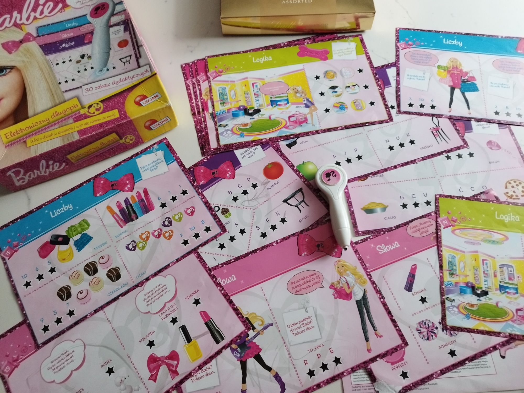 Barbie gra z długopisem