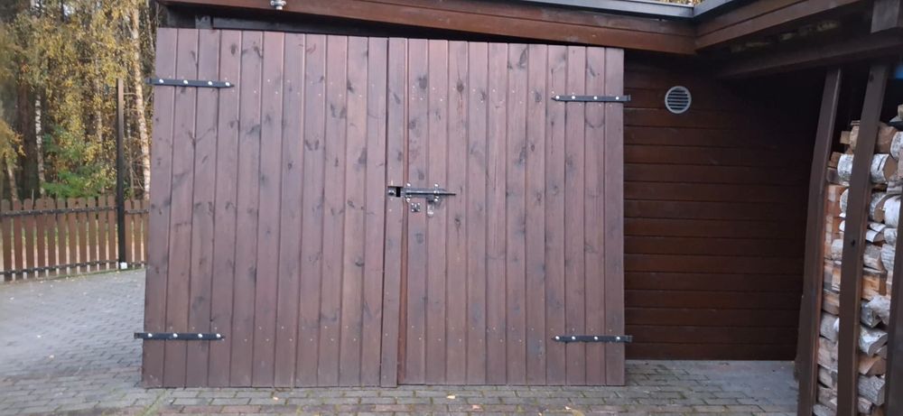 Drzwi drewniane garażowe.