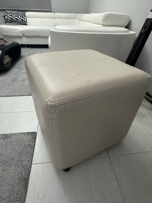 Banco Puff em pele usado com rodas