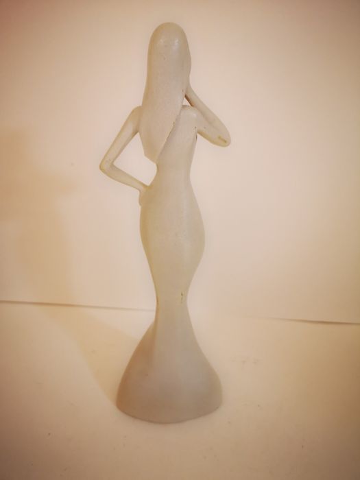 Figurka kobiecej postaci