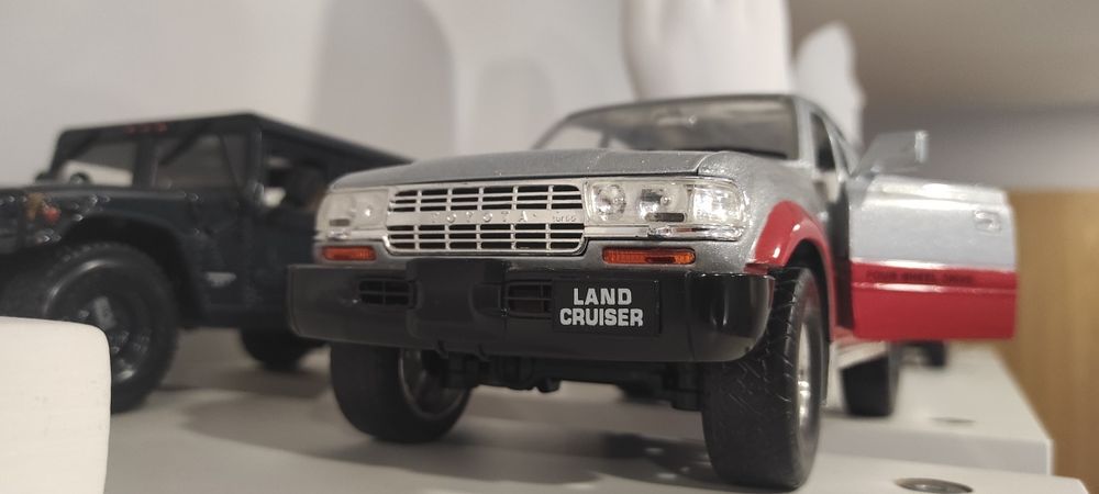1/18 Toyota Land cruiser Road Tough carro coleção