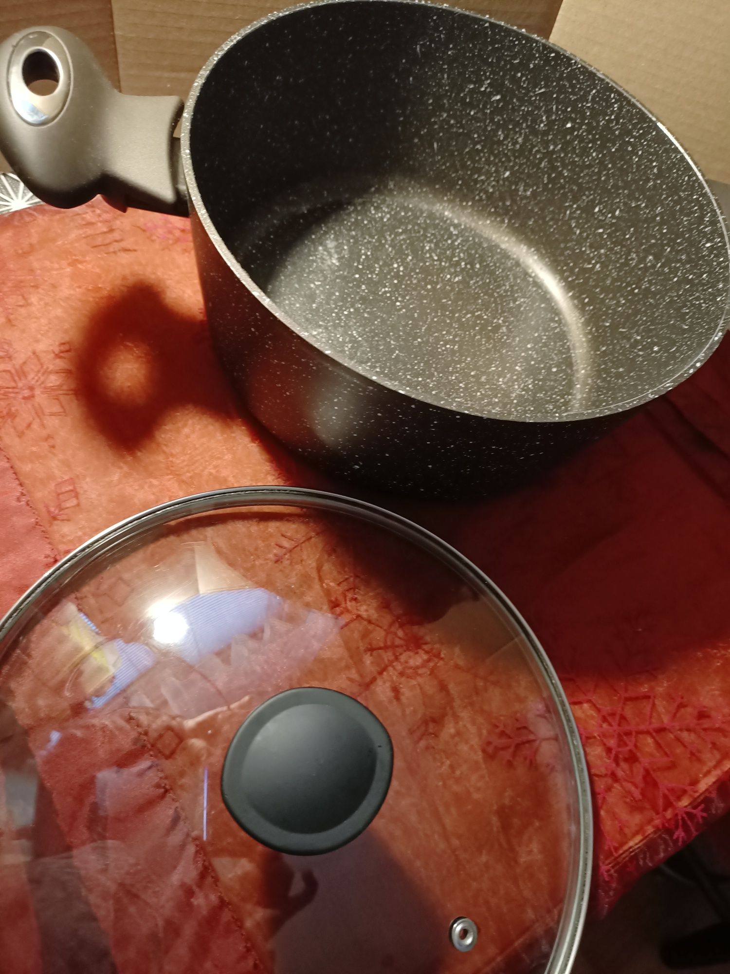 Garnek z Pokrywką o  pojemności 4 L