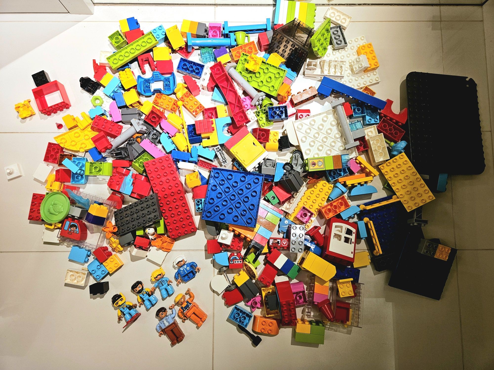 Tory kolejka LEGO Duplo 10874 plus 56 torów i dodatkowych elementów