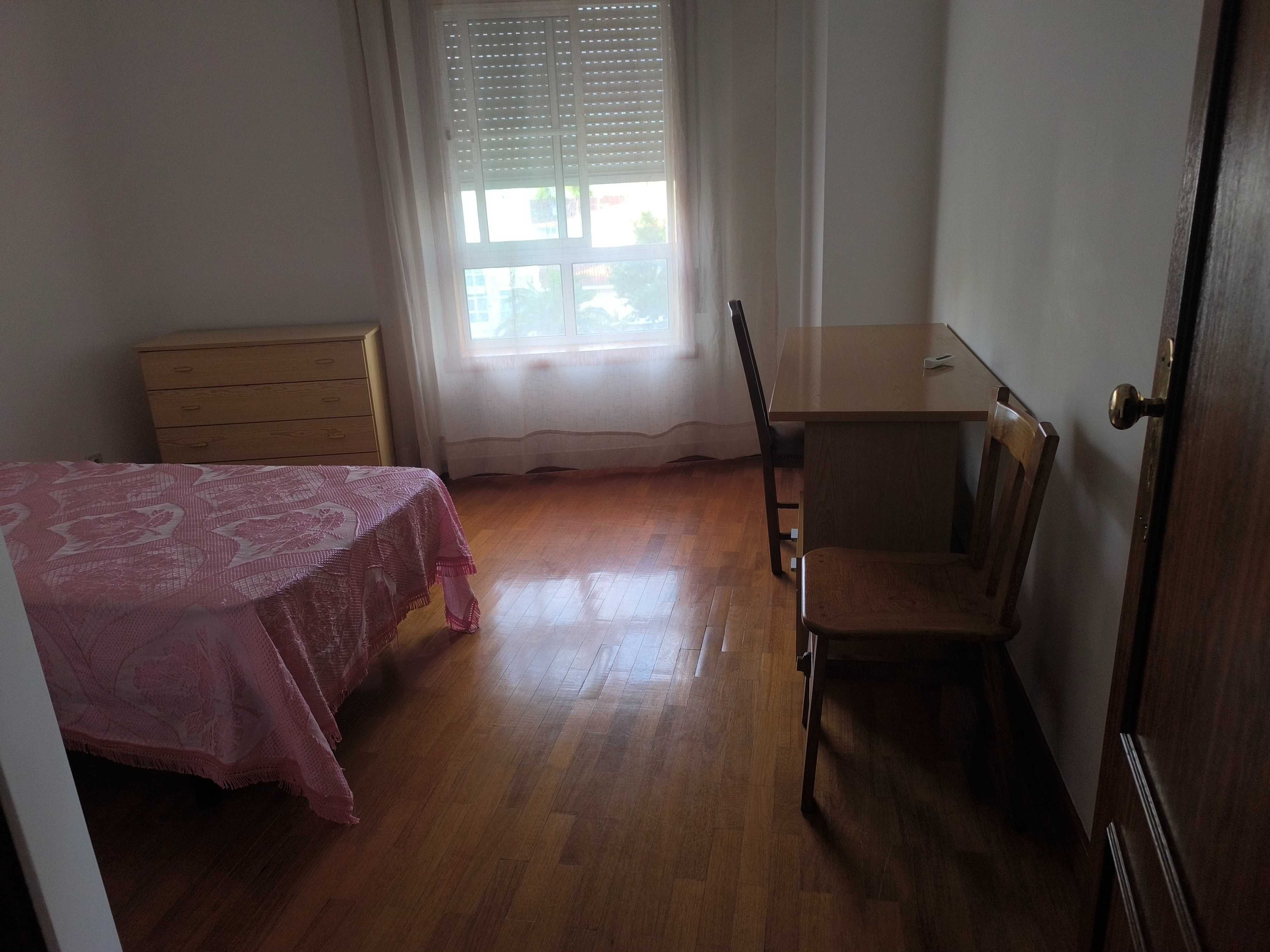 Arrendo quarto a rapaz estudante