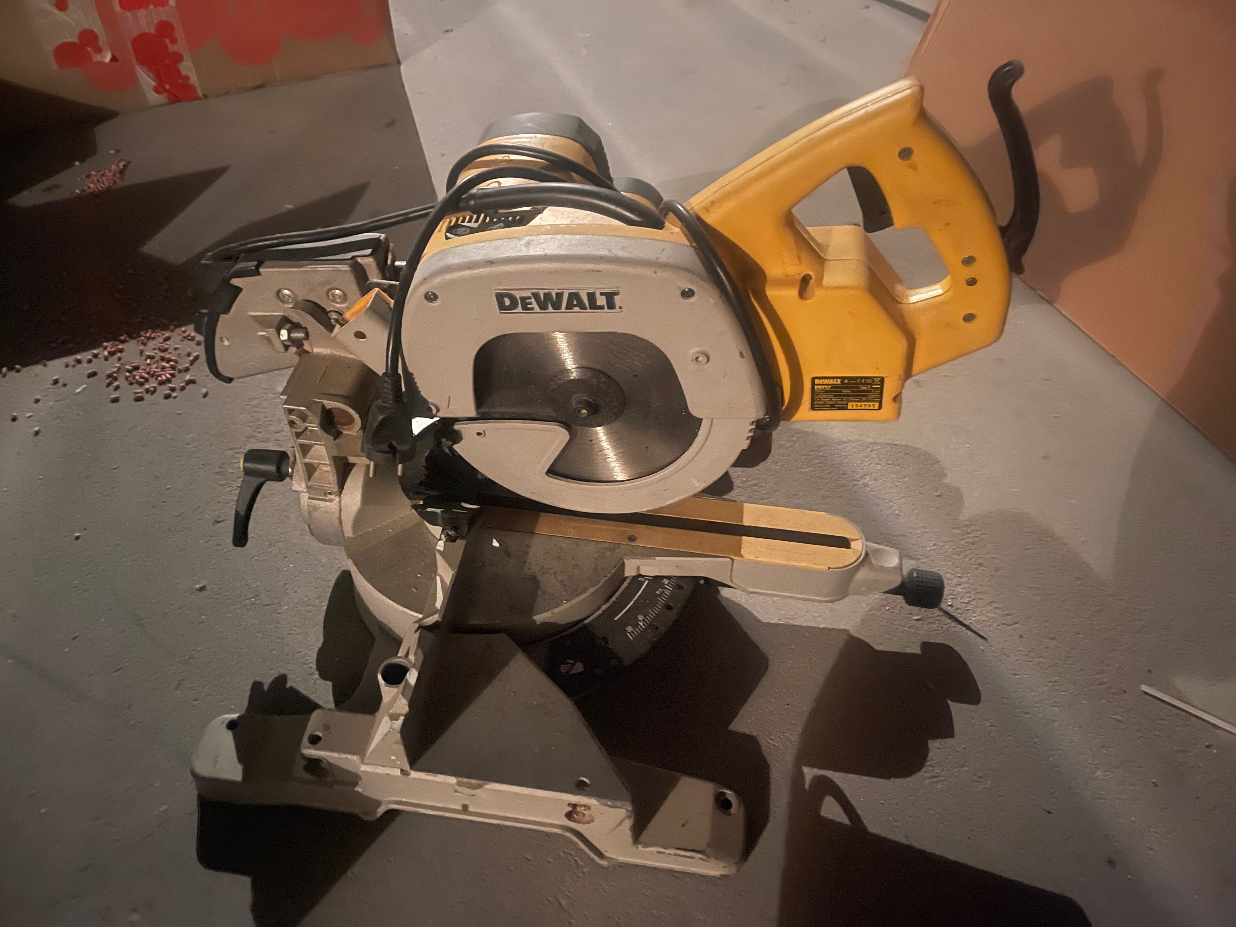 Piła ukośnica DeWalt DW707