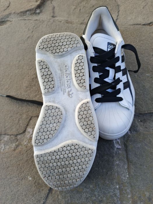 Кросівки біли жіночі .