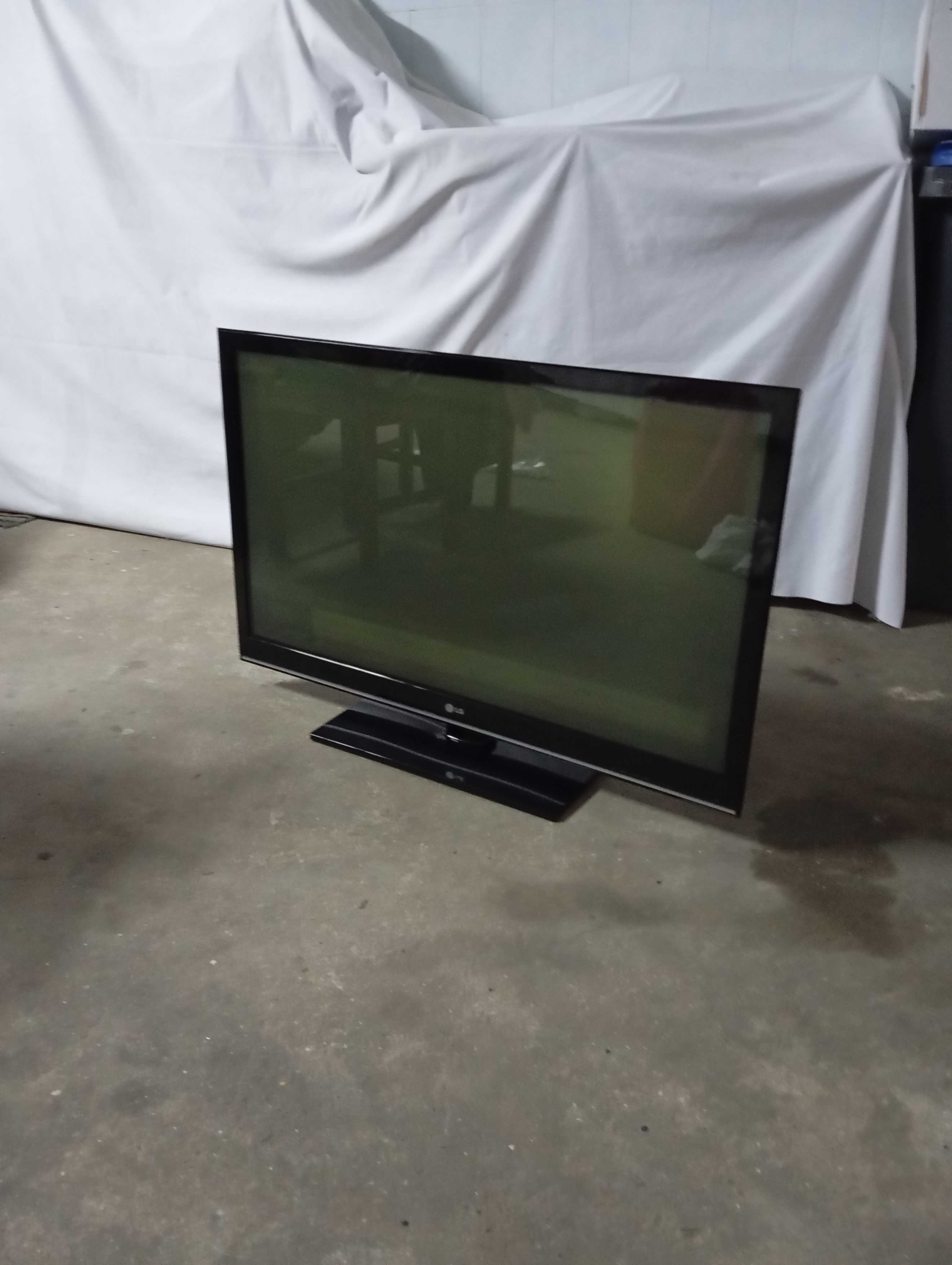 1 Televisão  e 1 Plasma
