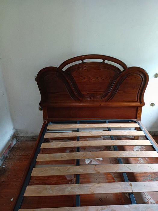 Cama de casal em madeira maciça de castanho com estrado metálico 
Perf