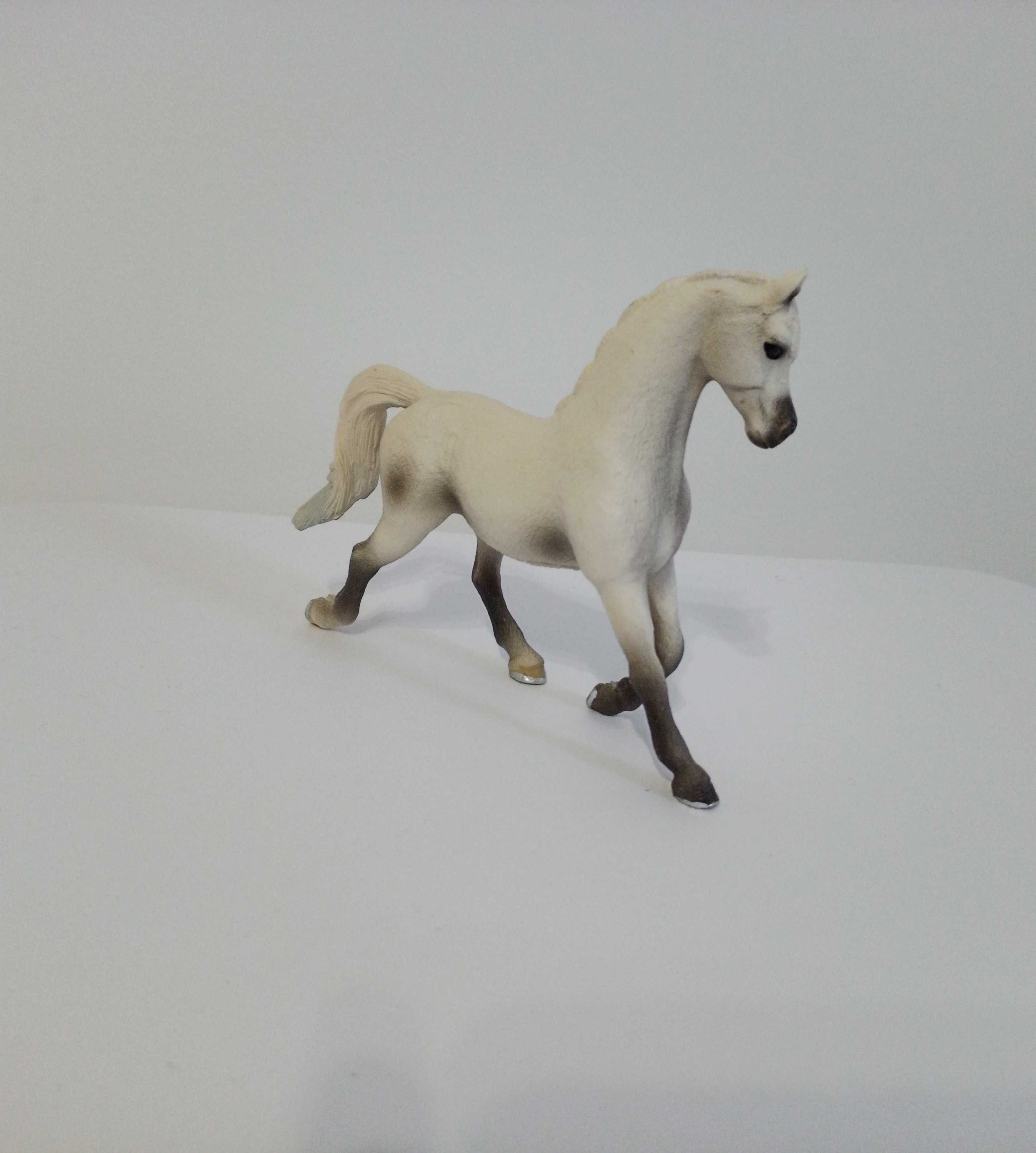 Статуетка біла арабська кобила