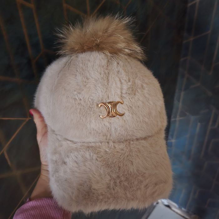 Ciepła czapka z daszkiem,naturalnym pompon