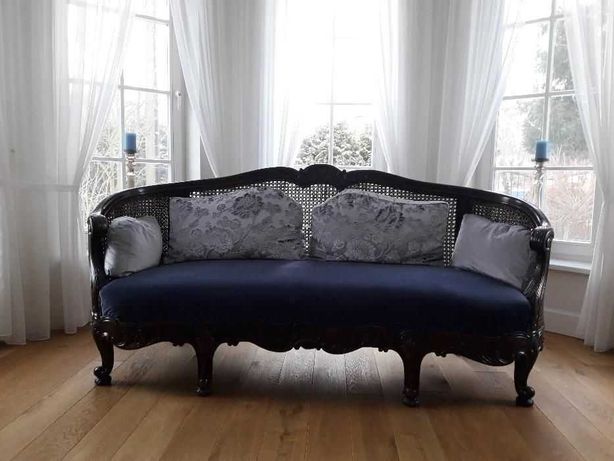 Piękna antyczna sofa