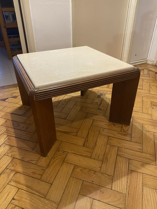 Mesa de apoio em madeira com tampo de mármore