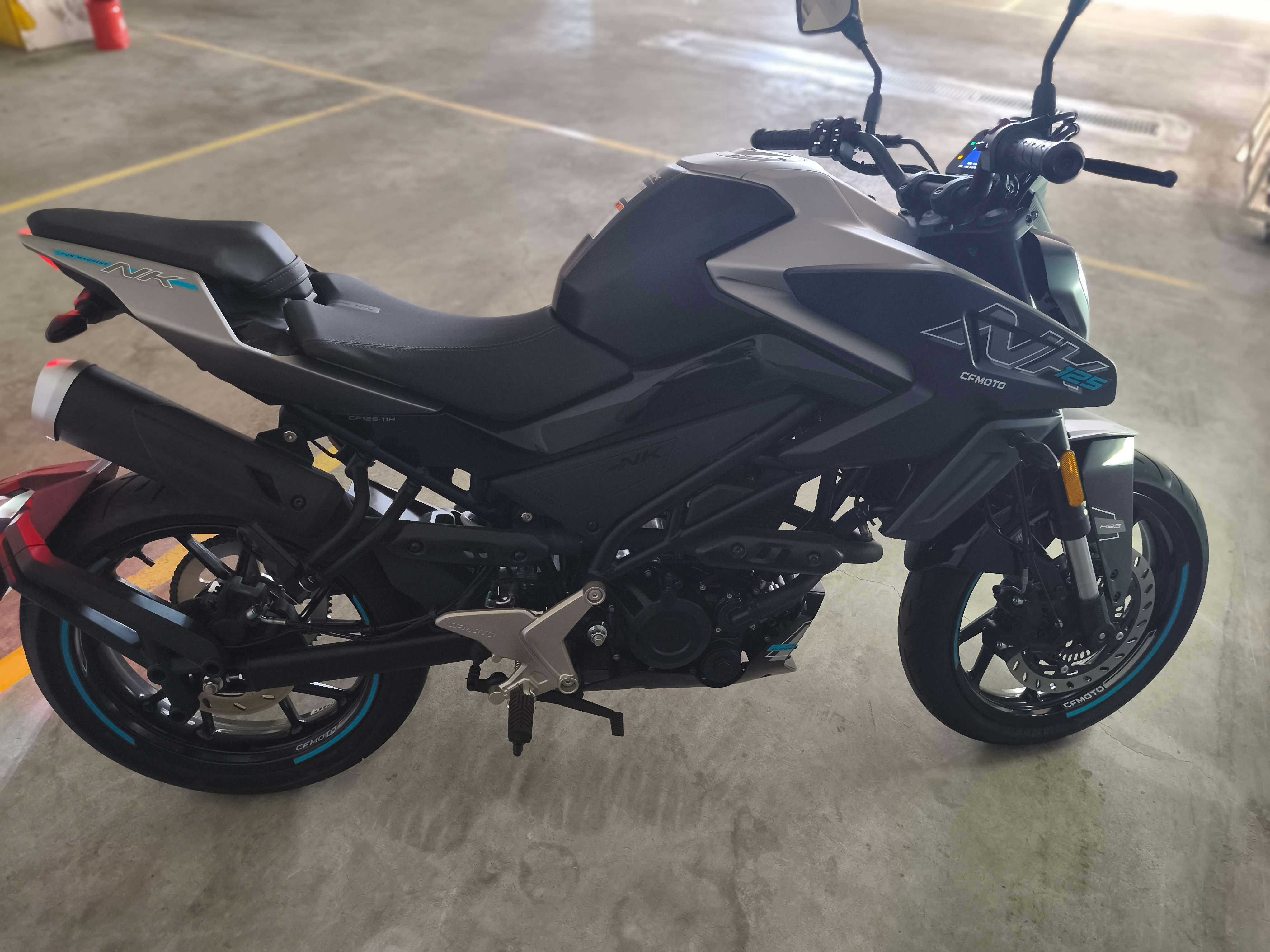 Vendo CF Moto 125 NK como nova (127 km apenas)
