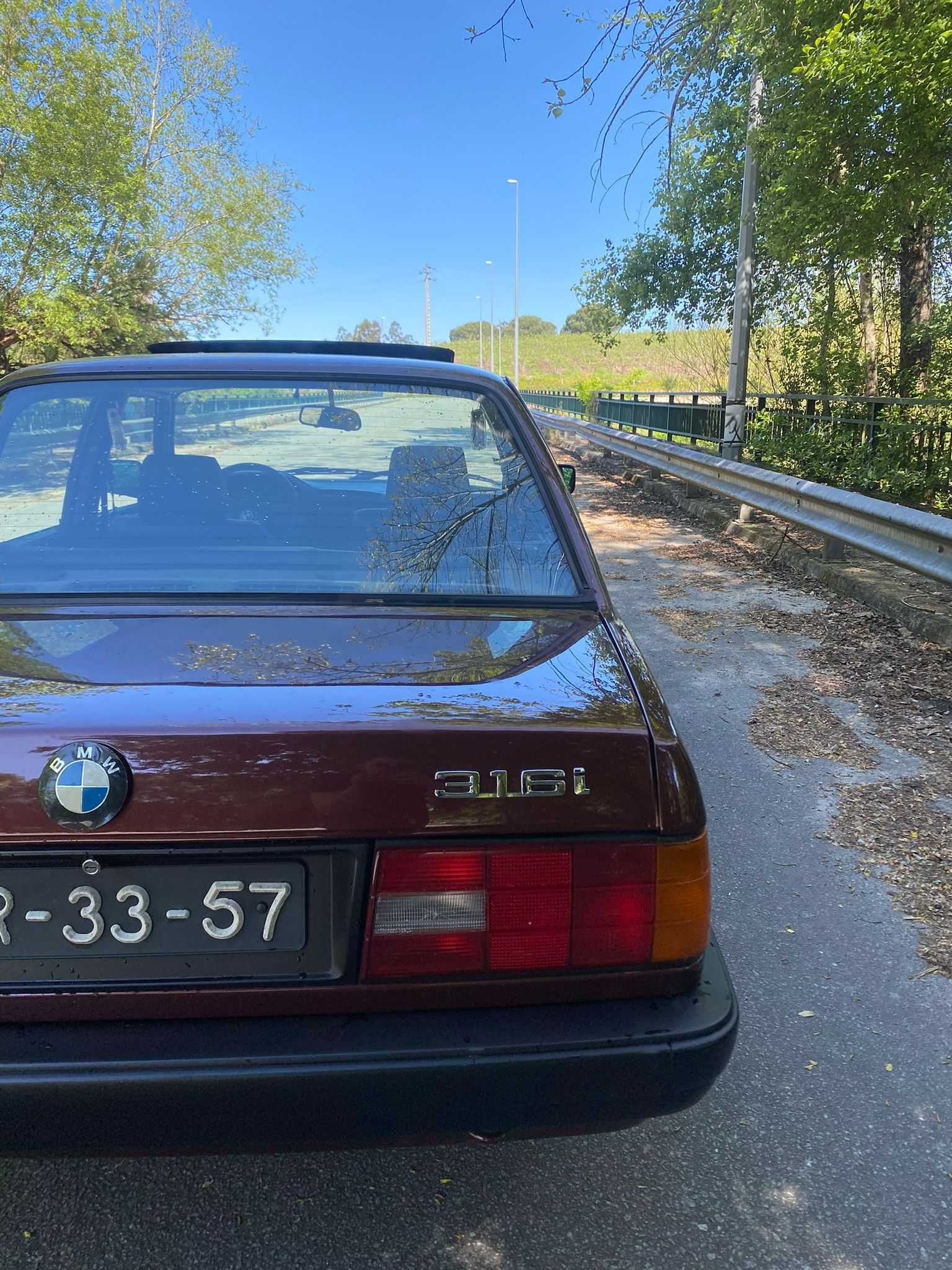 BMW E30 316i.
