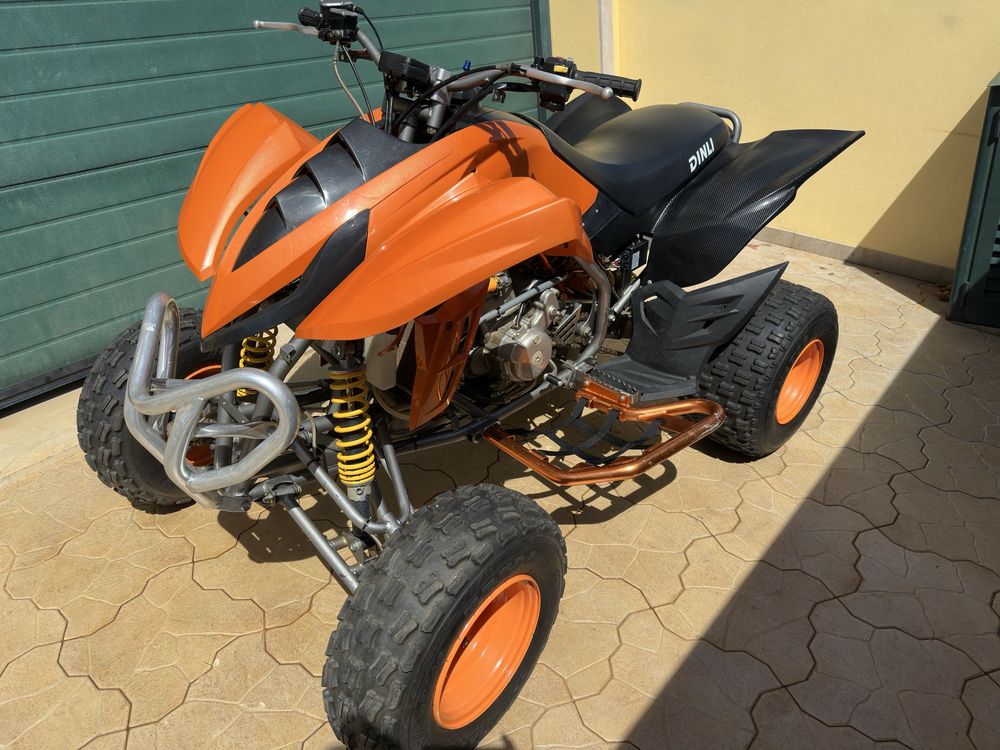 Moto 4 pouco uso.