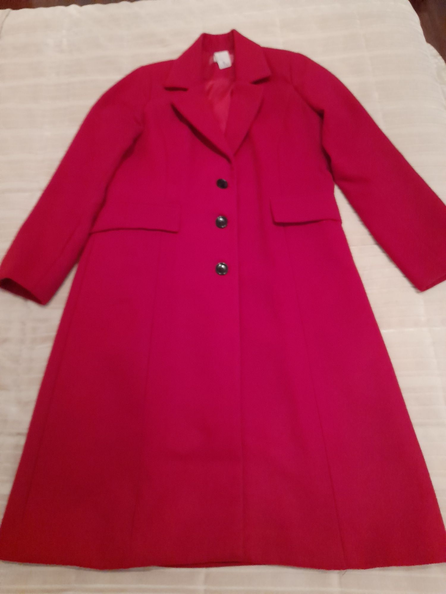 Casaco vermelho Ferrari, comprido, com botões e bolsos, como novo.