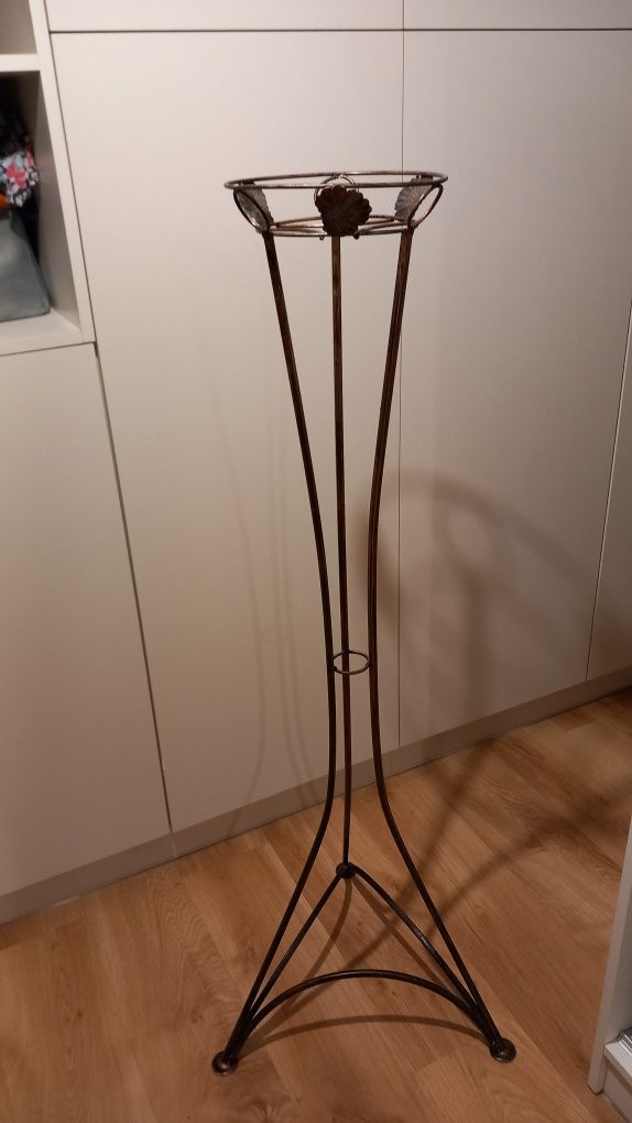 Pojedynczy wysoki kwietnik