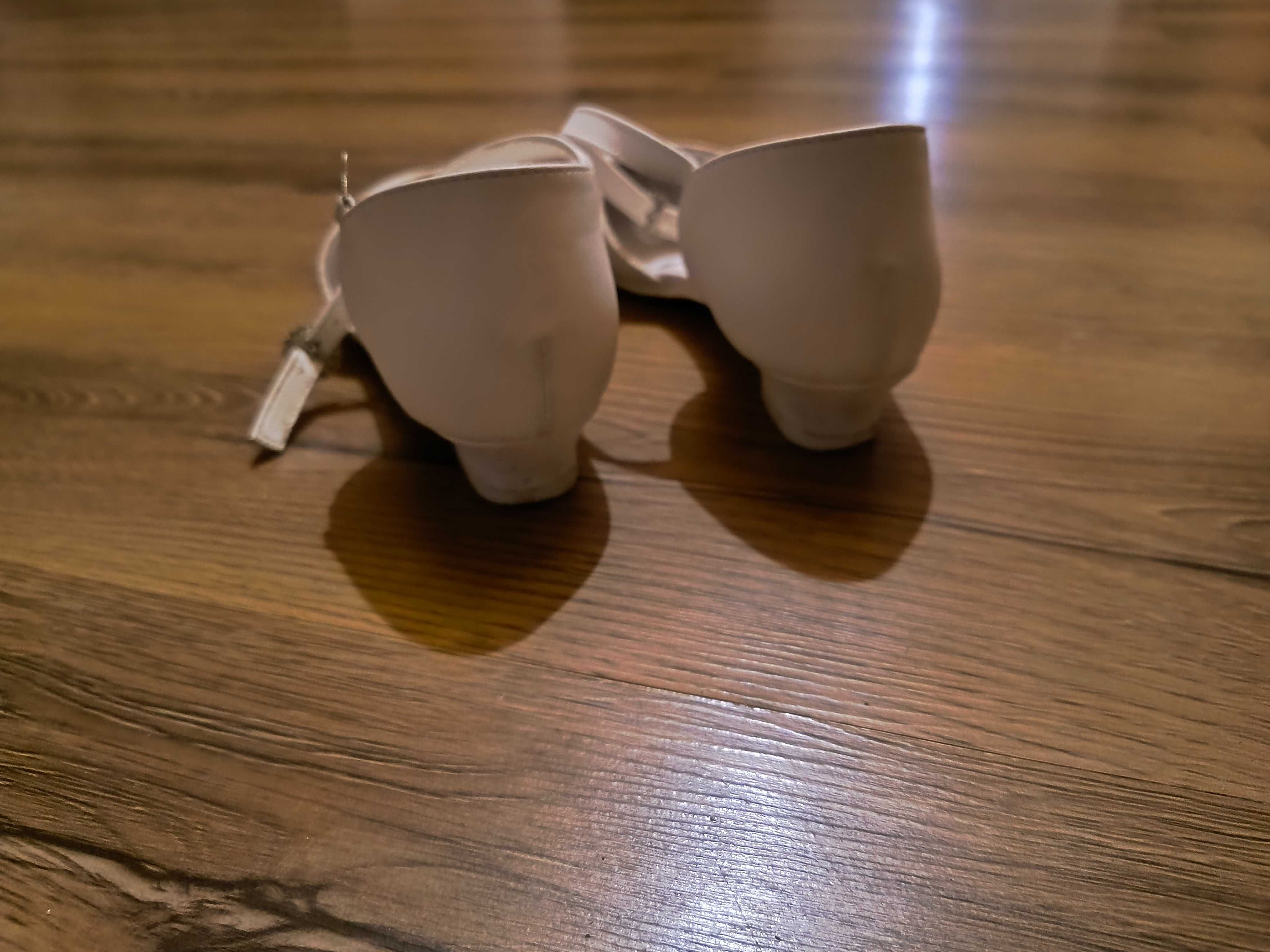 Buty komunijne białe