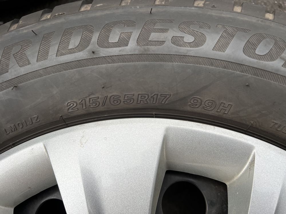 Резина Bridgestone 215/65 R17 зима