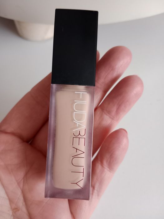 Korektor do twarzy huda beauty