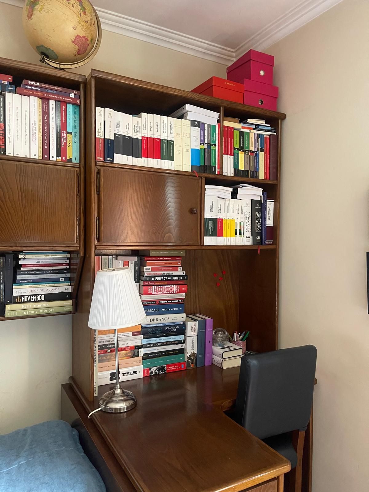 Móvel de quarto com secretária