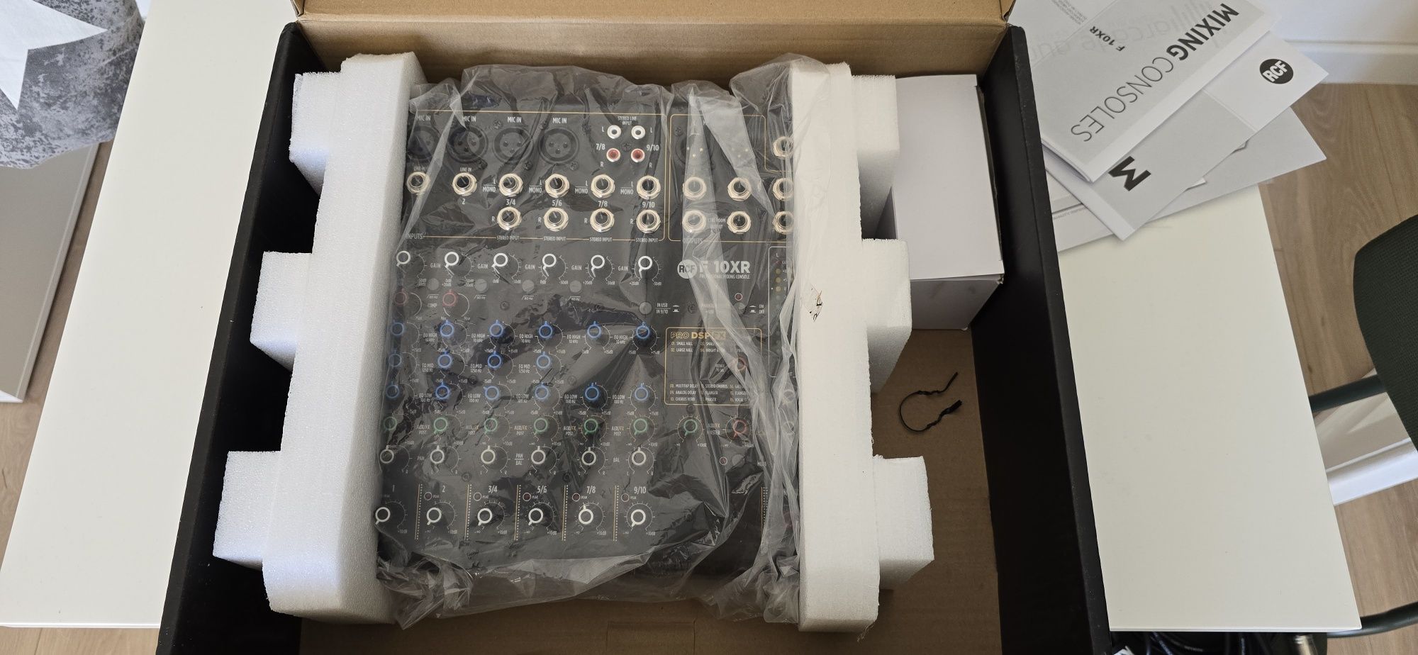 Jak nowy Mikser mixer RCF F 10XR Z interfejsem audio pioneer scarlett