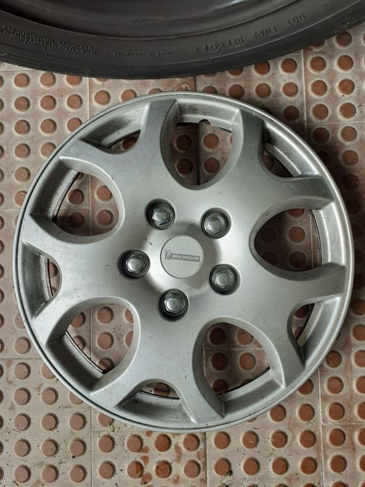 4 Pneus 205/60 R15 Michelin Semi Novos/ 4 Jantes e 4 Tampões