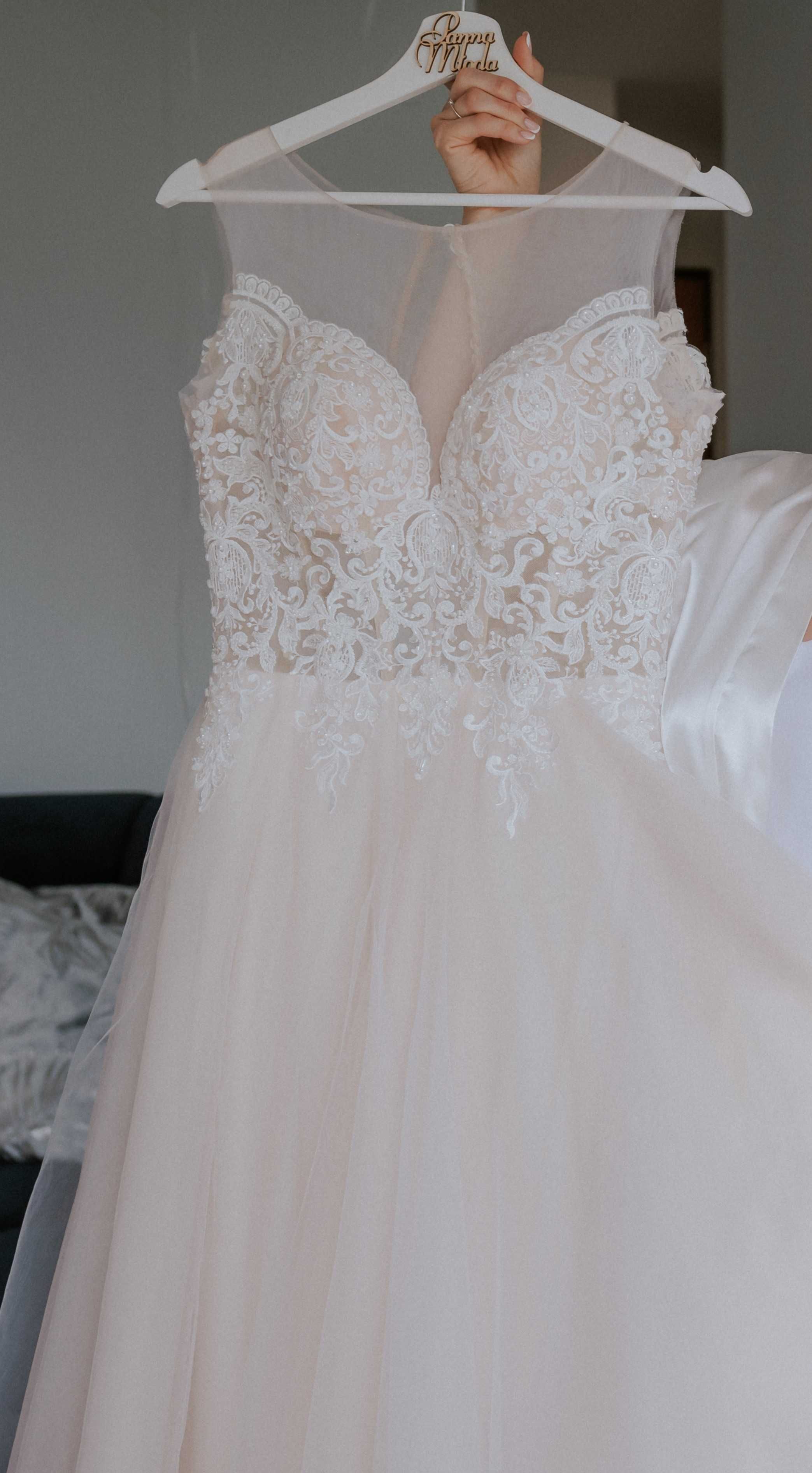 Delikatnie różowa suknia ślubna  + dwa koła i welon