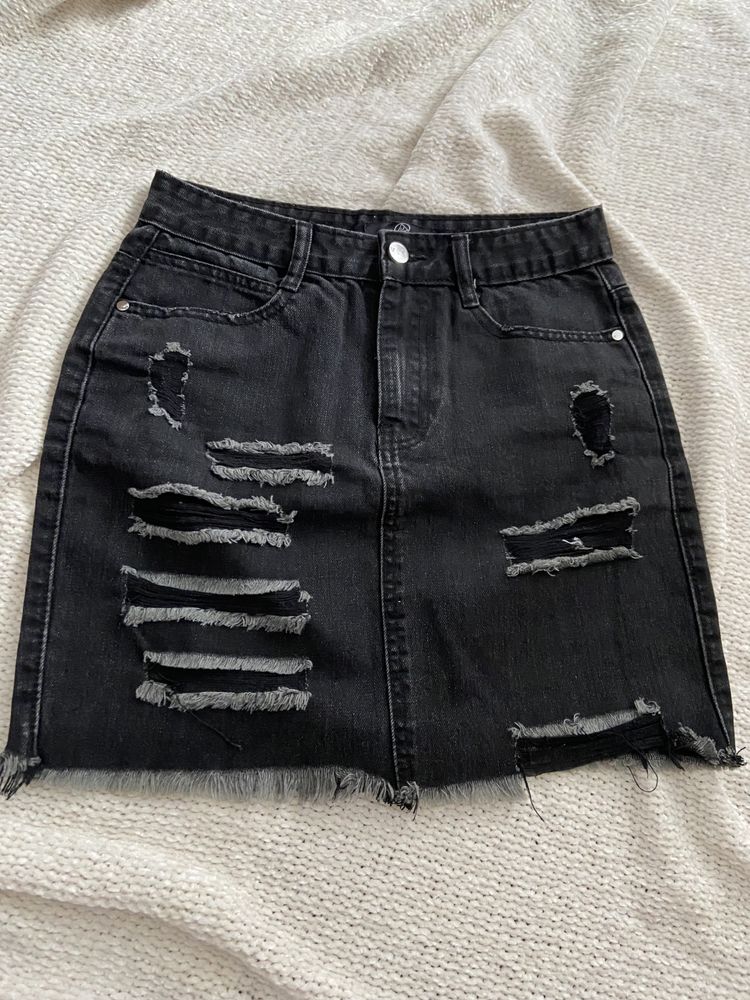 Czarna jeansowa spódniczka mini z dziurami Missguided S
