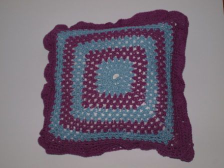 Вязанная наволочка с подушечкой