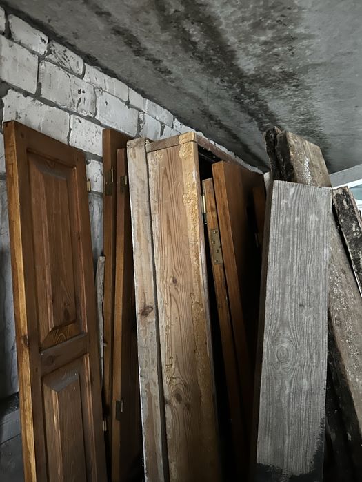 Продам старі між кімнатні двері а також дошкита бруси на дрова